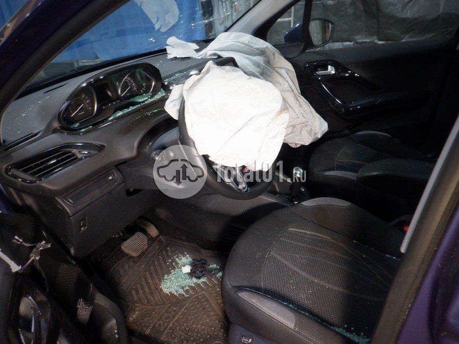 Фото Peugeot 208 46