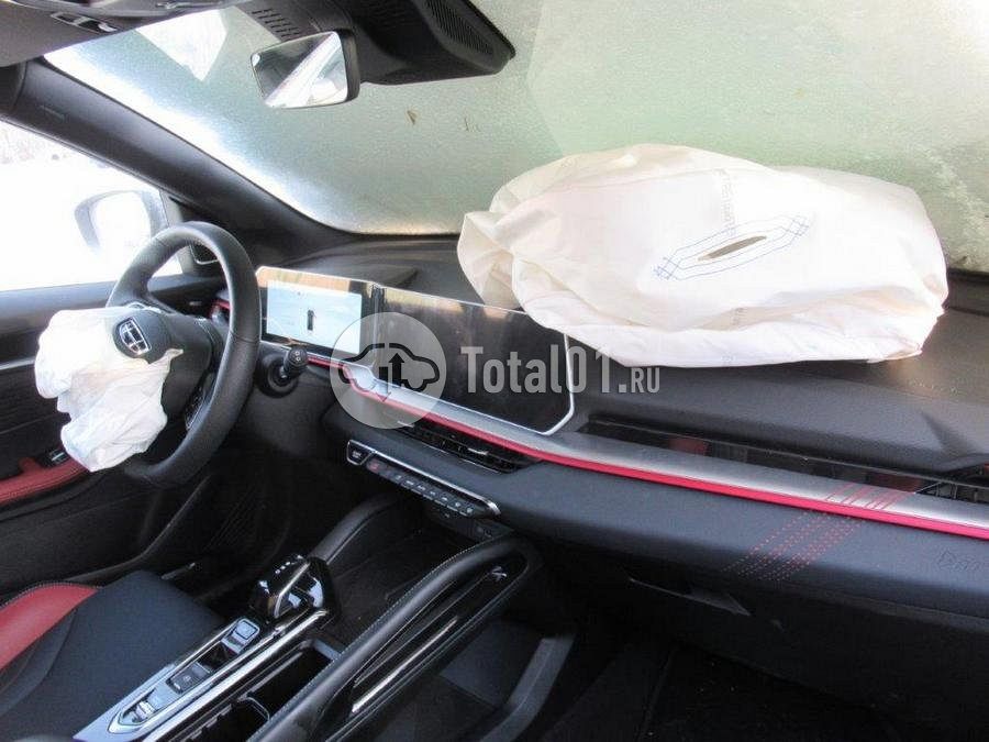 Фото Geely Coolray 14