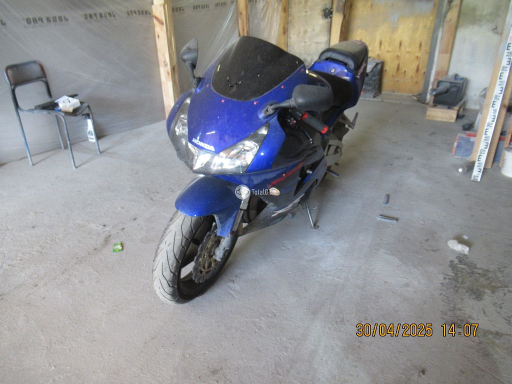 Фото Honda CBR900RR 10
