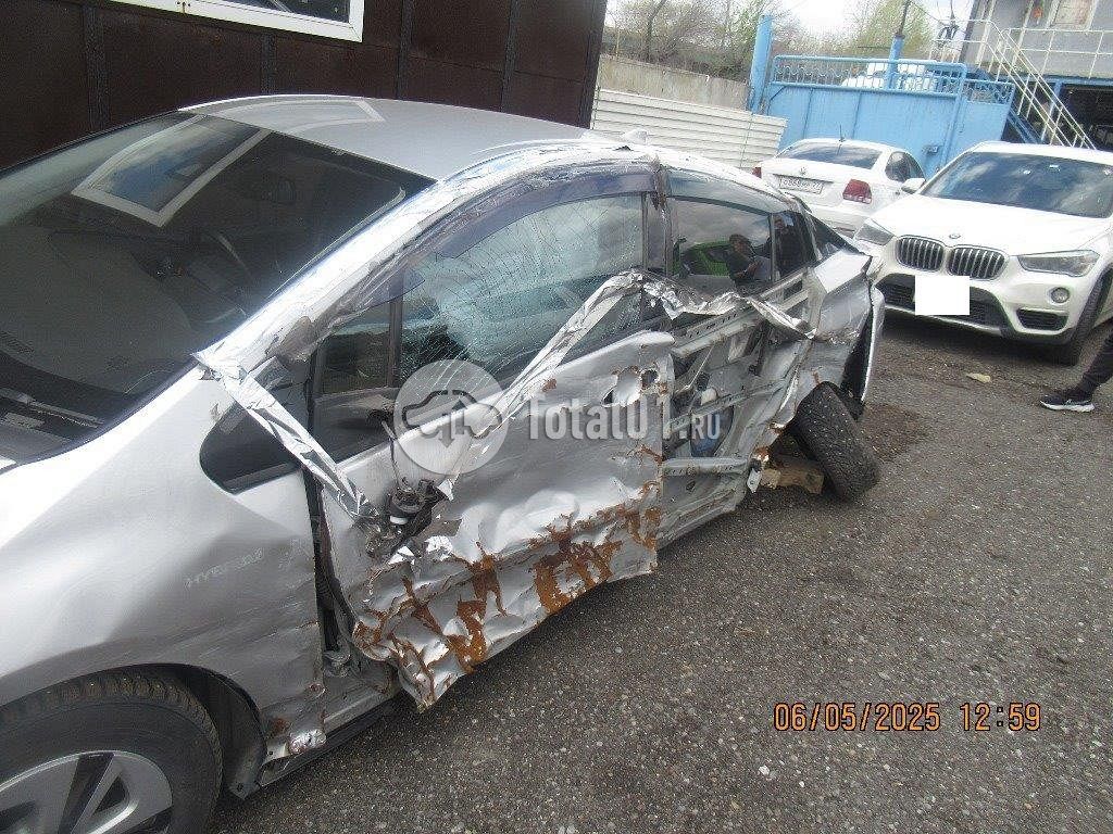 Фото Toyota Prius Hybrid 48