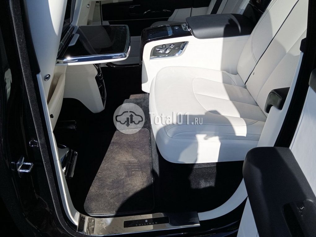 Фото Rolls-Royce Cullinan 14