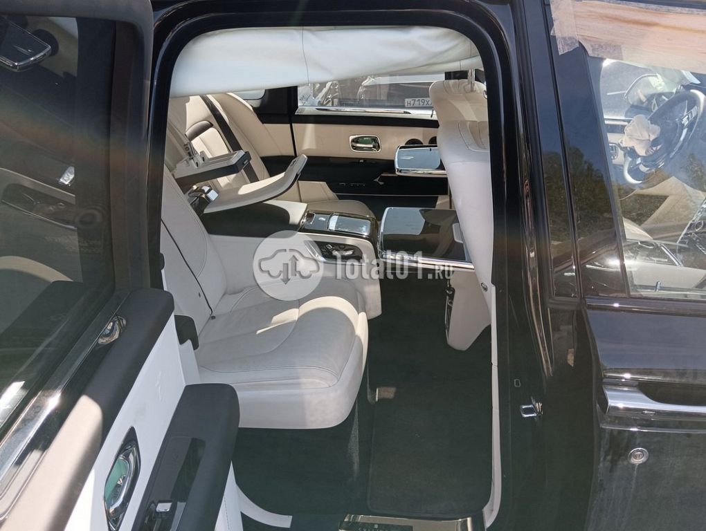 Фото Rolls-Royce Cullinan 38