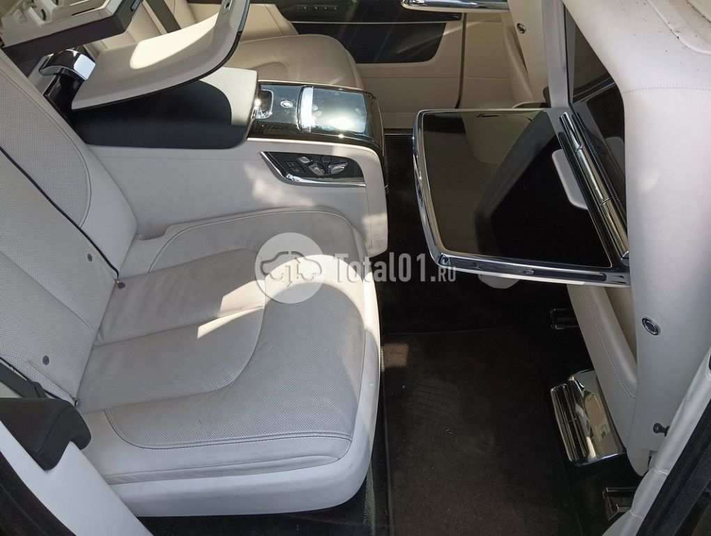 Фото Rolls-Royce Cullinan 40