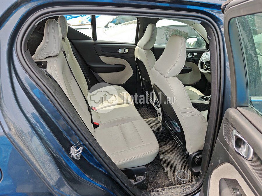 Фото Volvo XC40 120