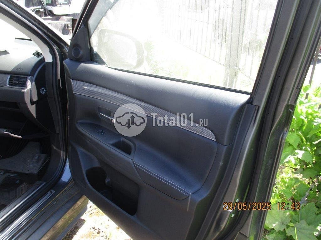 Фото Mitsubishi Outlander 300