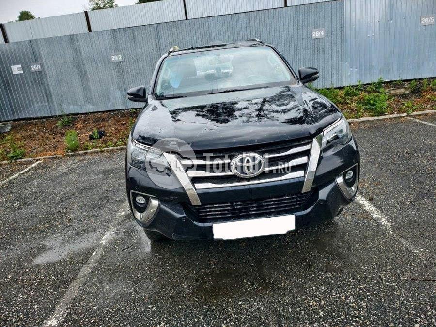 Фото Toyota Fortuner 16