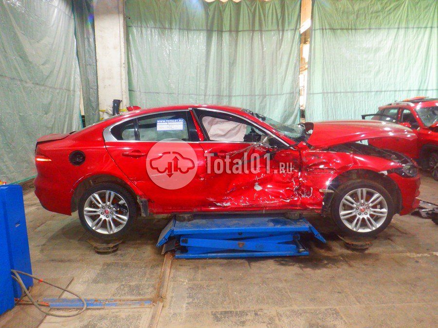 Фото Jaguar XE 6