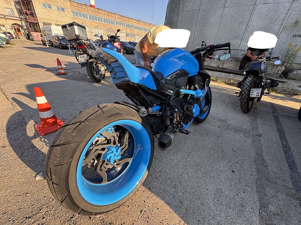 Фото Honda CBR1100XX 8