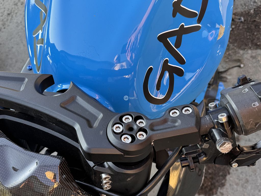 Фото Honda CBR1100XX 14