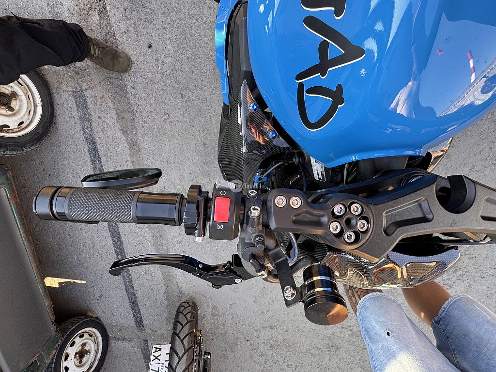 Фото Honda CBR1100XX 16