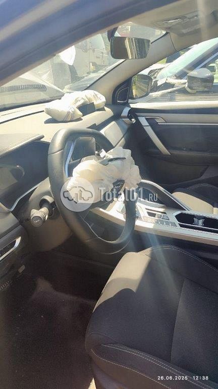 Фото Geely Coolray 14