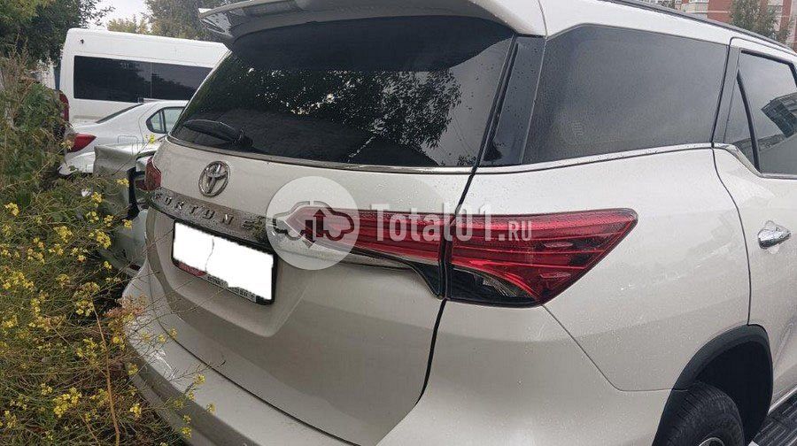 Фото Toyota Fortuner 6