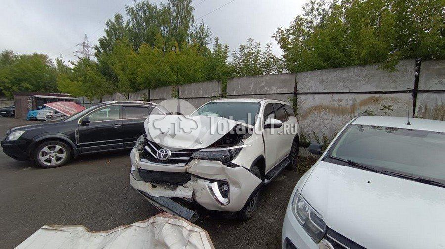 Фото Toyota Fortuner 8