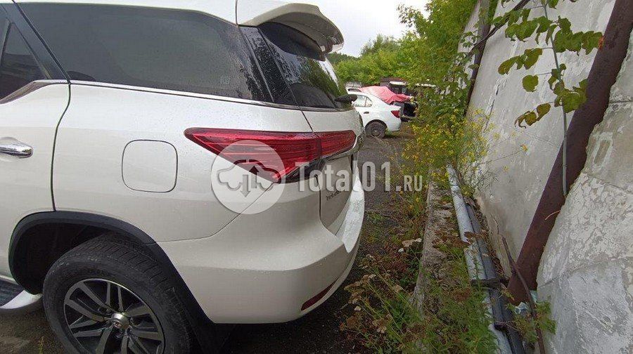 Фото Toyota Fortuner 14