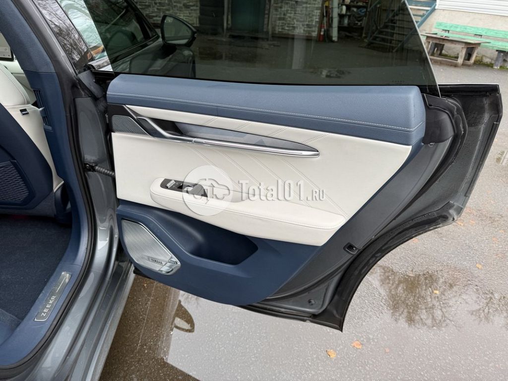 Фото Zeekr 001 102