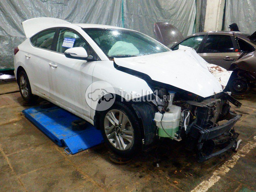 Фото Hyundai Elantra 2