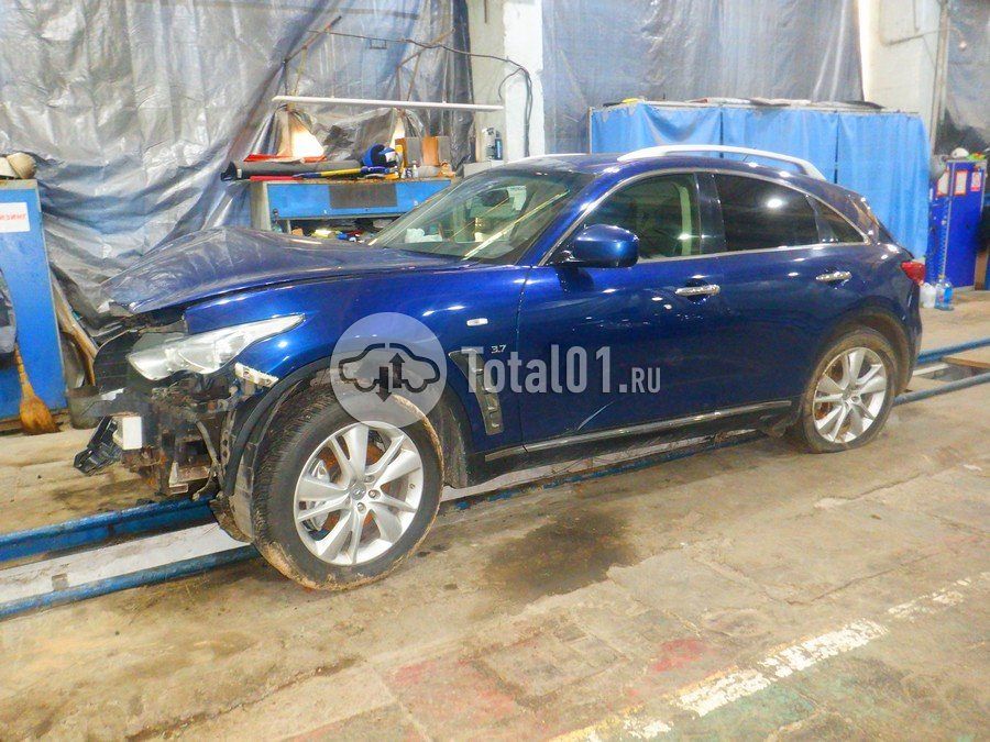 Фото Infiniti QX70 10
