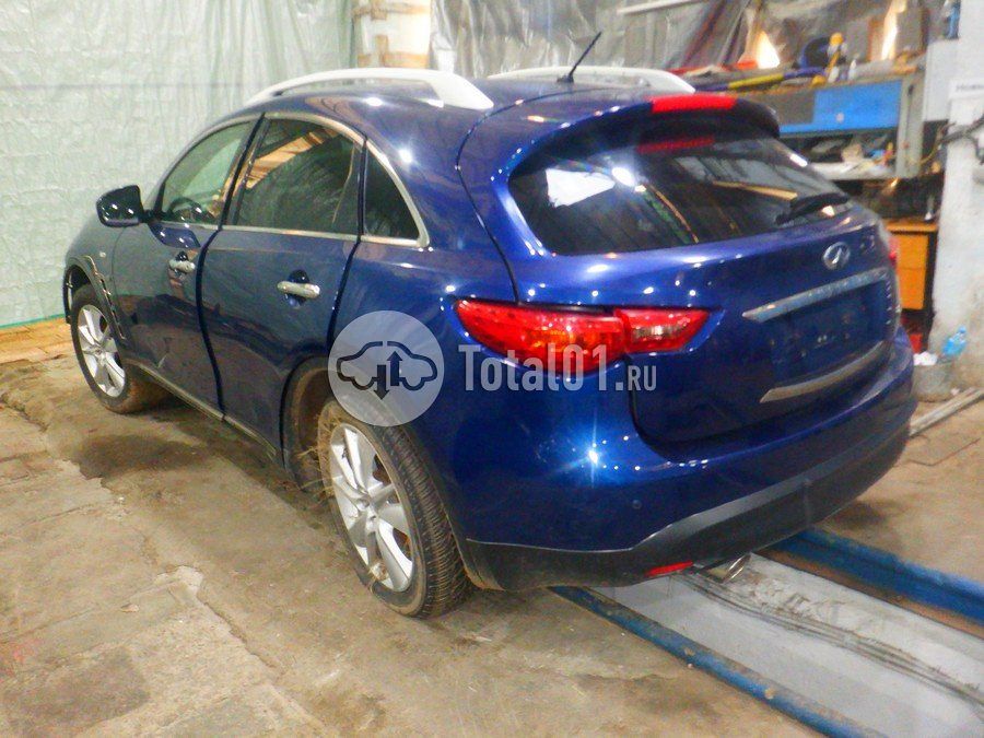 Фото Infiniti QX70 16