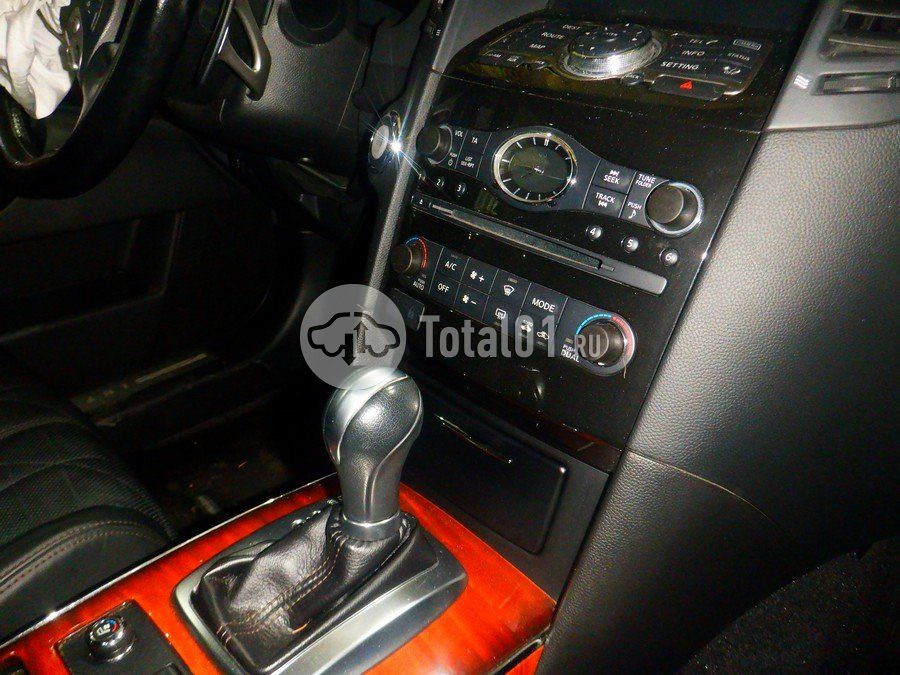 Фото Infiniti QX70 32