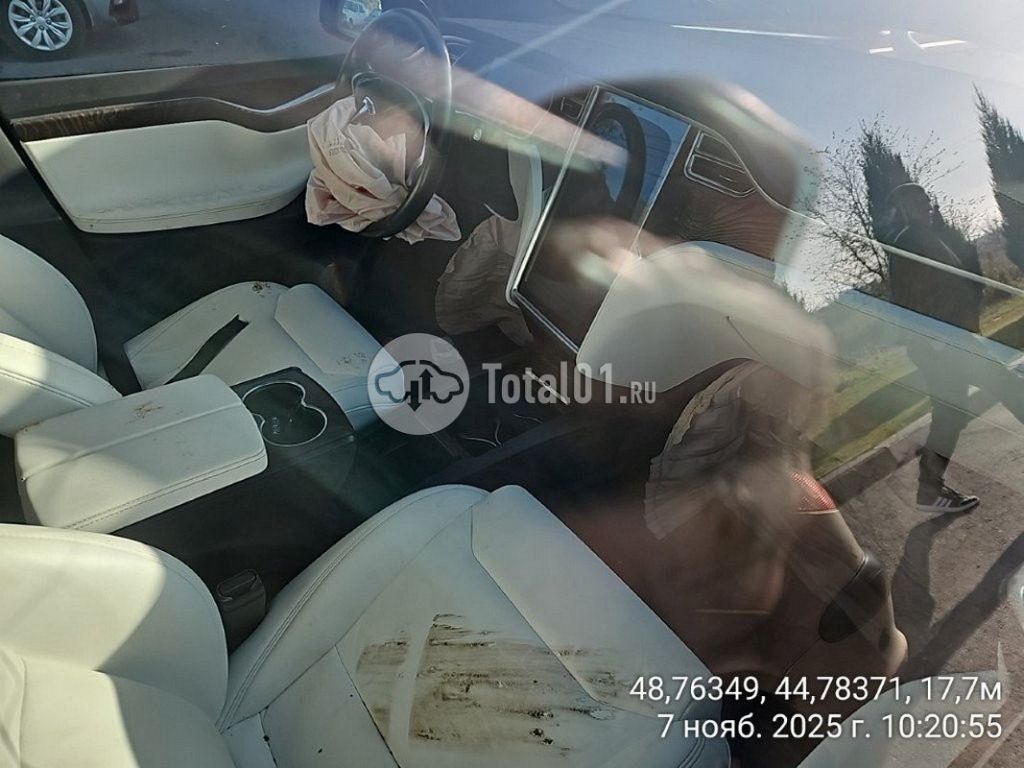 Фото Tesla Model X 70