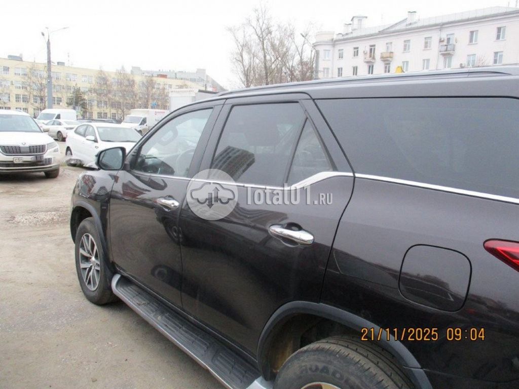 Фото Toyota Fortuner 8
