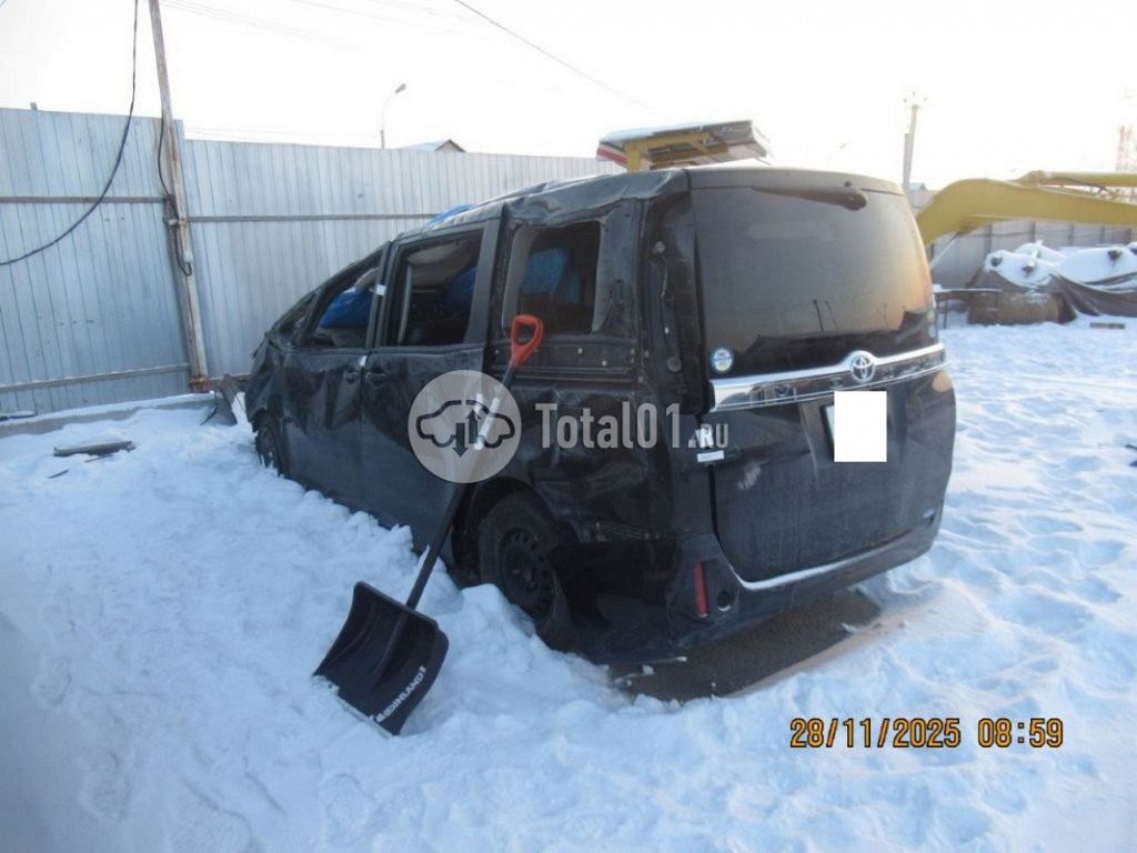 Фото Toyota Voxy 2