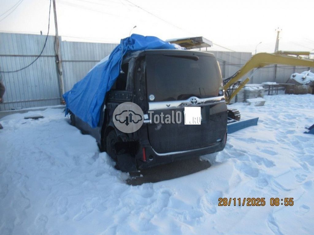 Фото Toyota Voxy 4