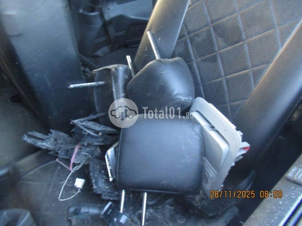 Фото Toyota Voxy 8