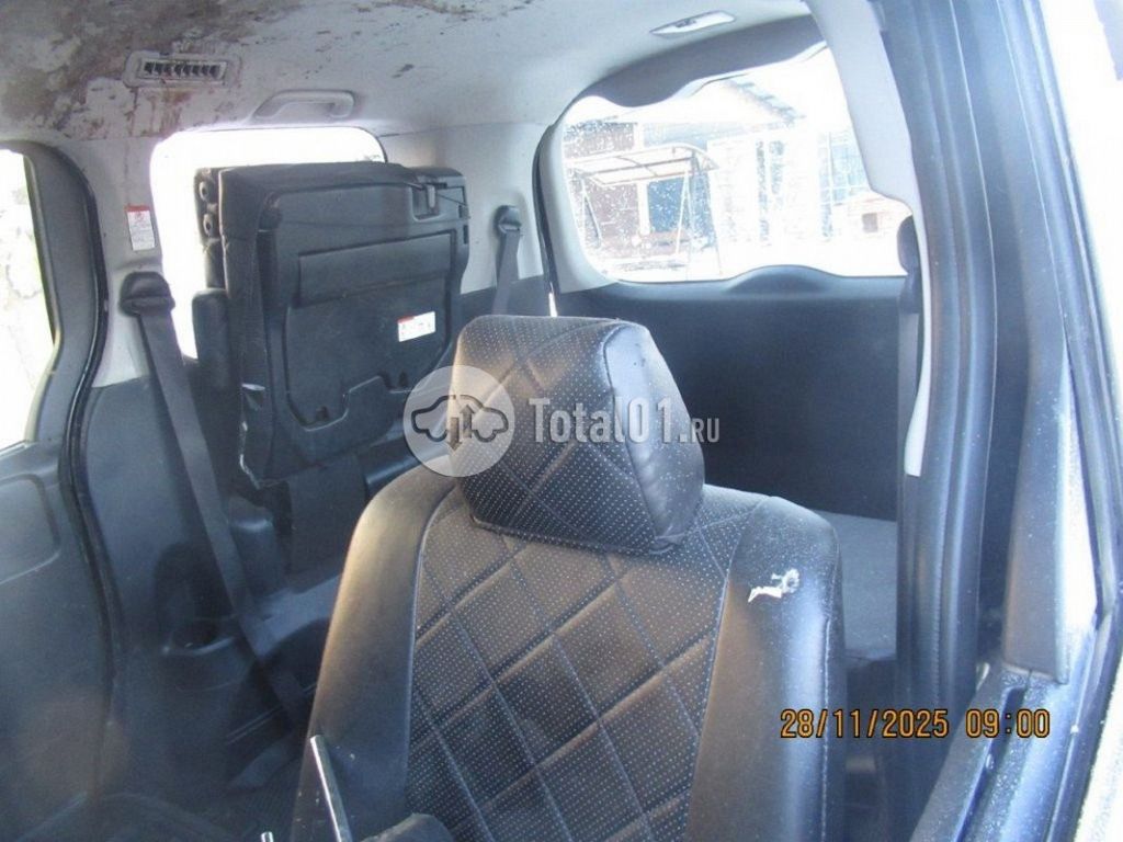 Фото Toyota Voxy 12