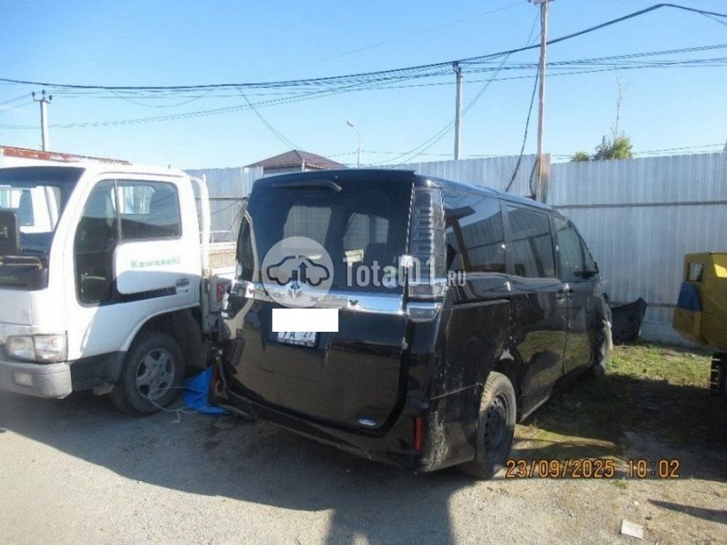 Фото Toyota Voxy 88