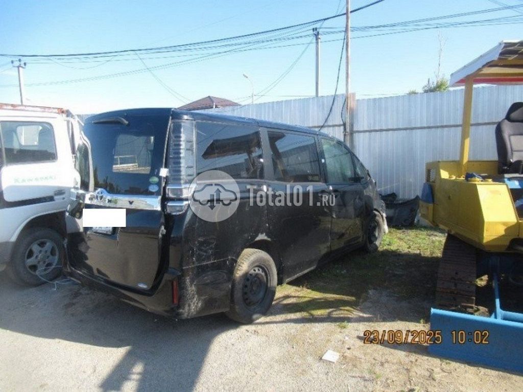 Фото Toyota Voxy 90