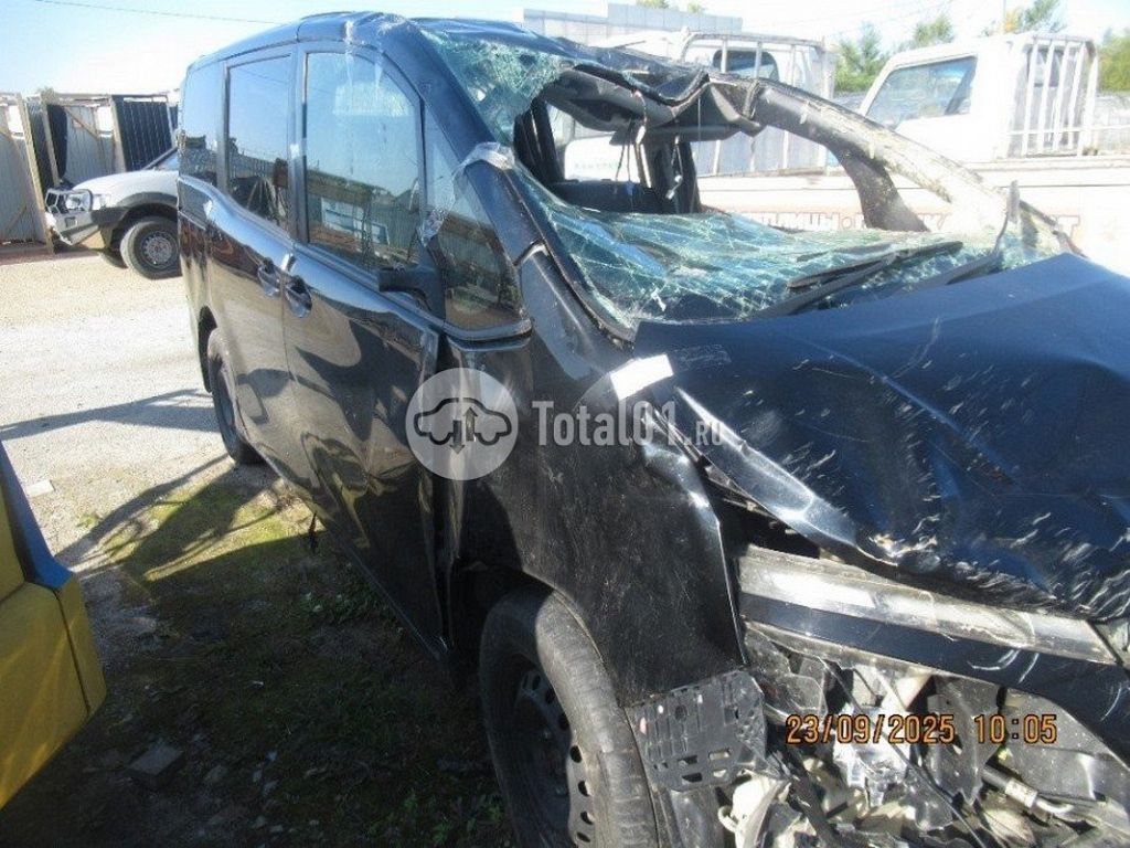 Фото Toyota Voxy 114