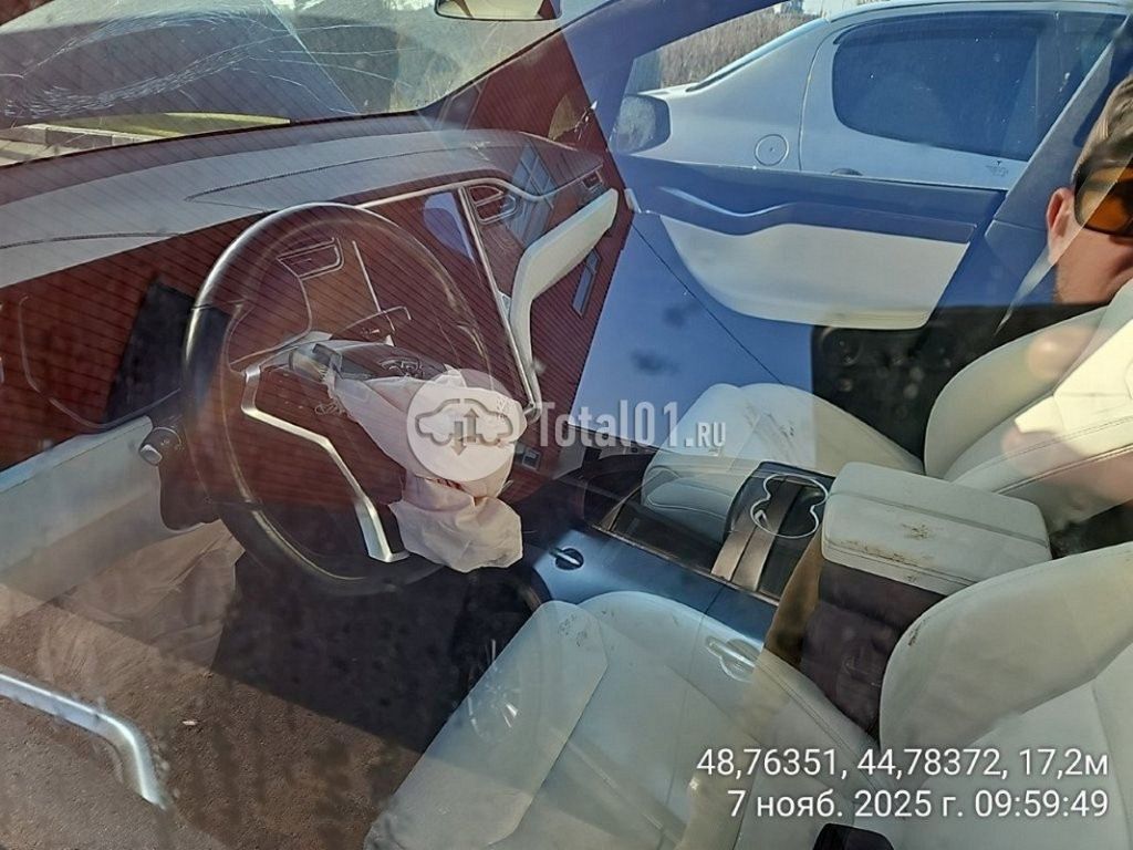 Фото Tesla Model X 36