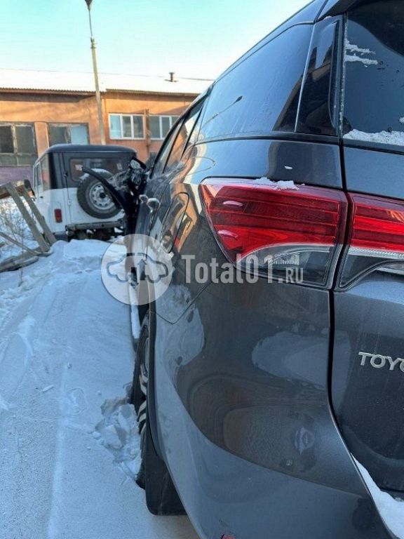 Фото Toyota Fortuner 140