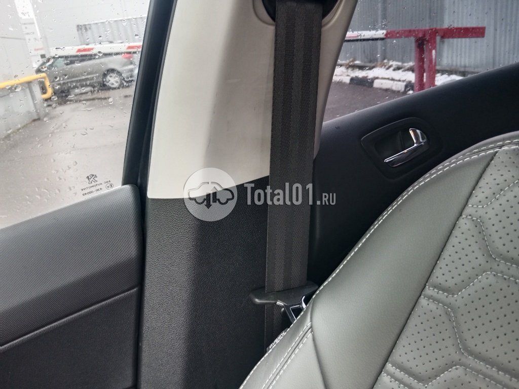 Фото Peugeot 408 12