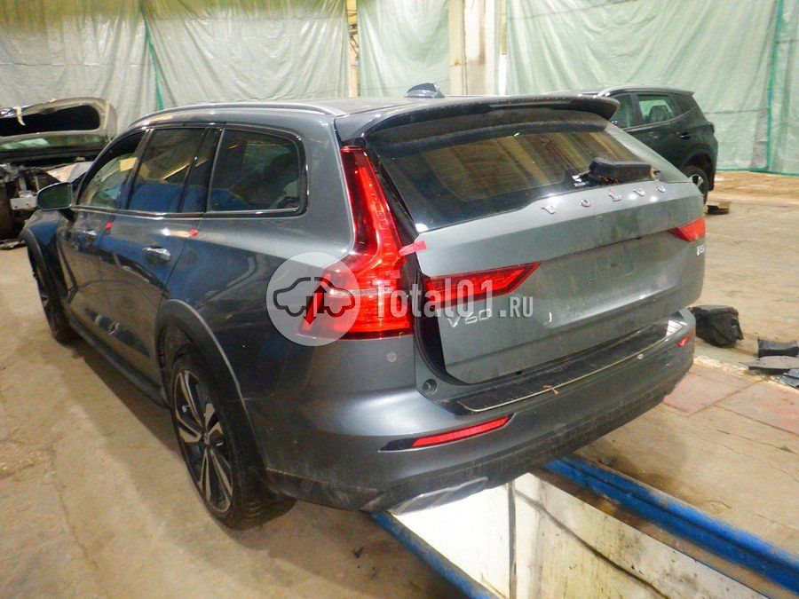Фото Volvo V60 Cross Country 16