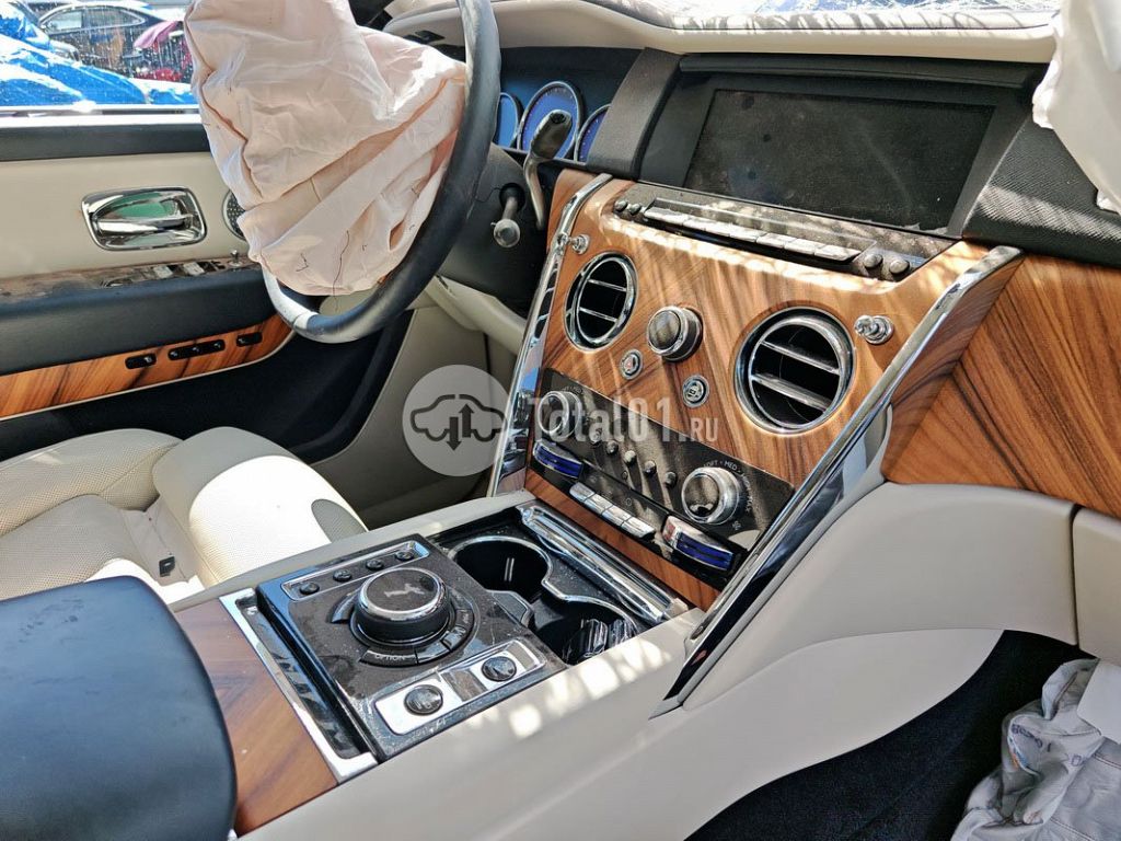 Фото Rolls-Royce Cullinan 16