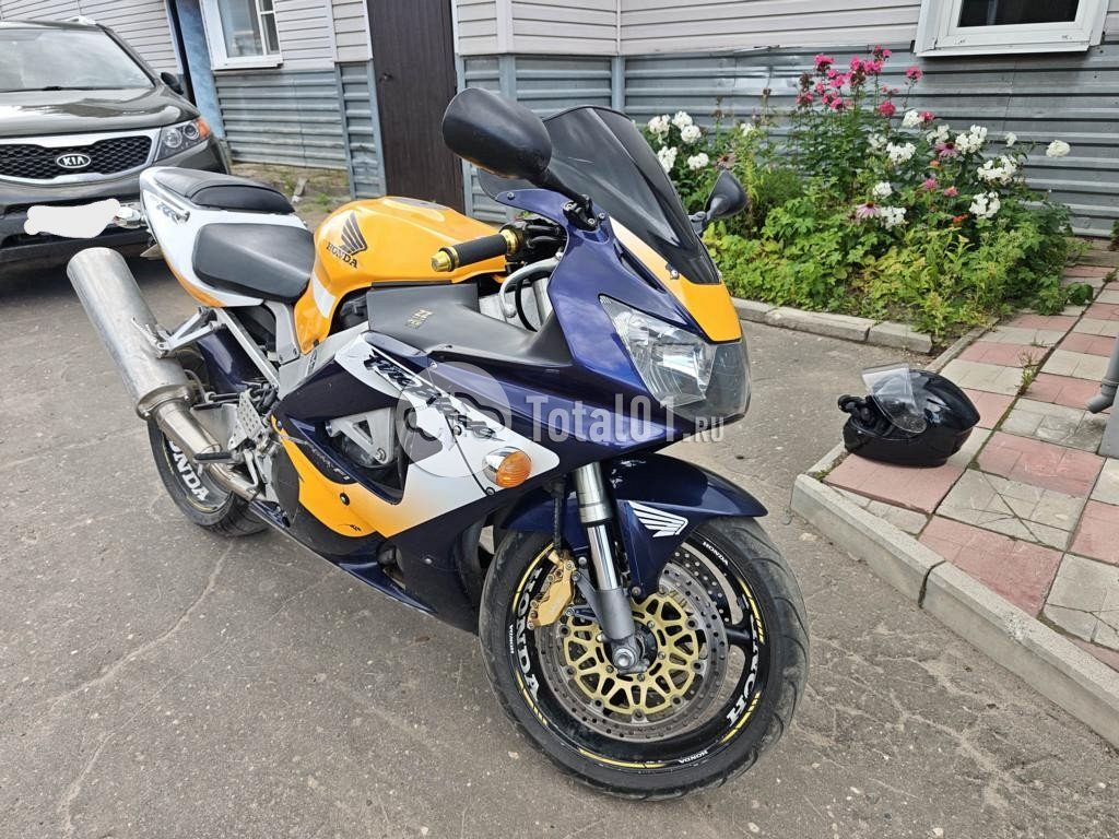 Фото Honda CBR900RR 4
