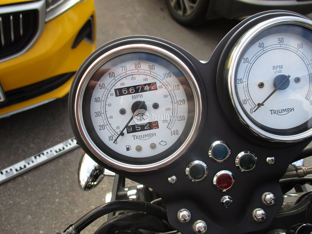 Фото Triumph THRUXTON 900 34